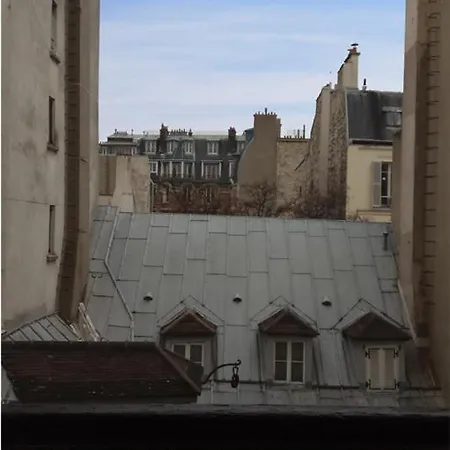 Authentic Rue Du Bac Apartment *