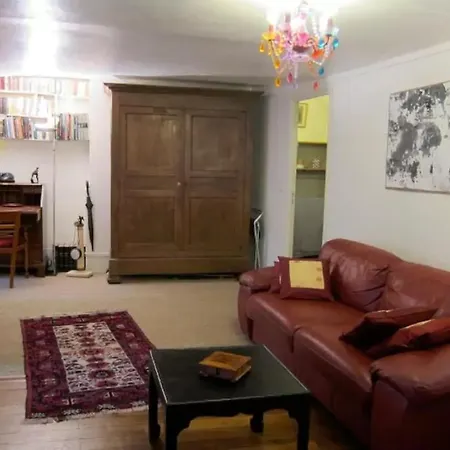 Authentic Rue Du Bac Apartment *